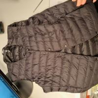 CS893/2024 PIUMINO SENZA MANICHE NERO MARCA UNIQLO